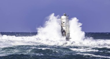 Mangiabarche 'ın deniz feneri mistral bir fırtınanın dalgalarıyla örtülü.