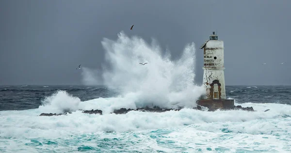 Маяк Мангіабарчі Вкритий Хвилями Містральної Вітряної Бурі — стокове фото