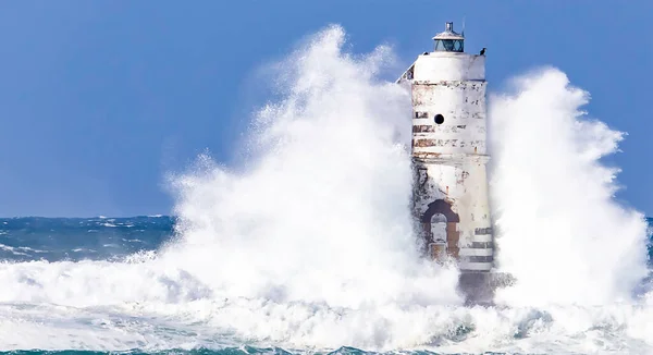 Mangiabarche 'ın deniz feneri mistral bir fırtınanın dalgalarıyla örtülü.