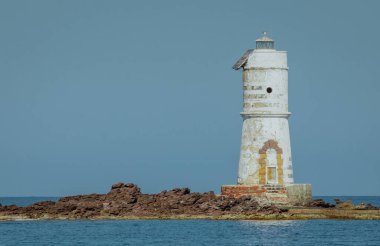 Güzel bir yaz gününde, Calasetta, Güney Sardunya 'nın deniz feneri.