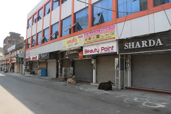 在印度古吉拉特邦巴尔萨德市的空荡荡的街道上 没有人 没有商店 — 图库照片