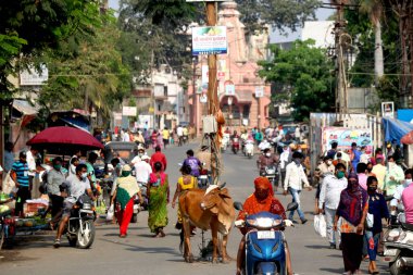  İnsanlar bu süre zarfında sebze ve meyve satın alıyorlar. Valsad Şehri, Gujarat Eyaleti, Hindistan 
