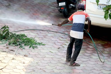 Valsad şehri, Gujarat eyaleti, ülke-Hindistan 03 / 05 / 2020 hükümet covid-19 salgını sırasında bölgeyi sterilize ediyor