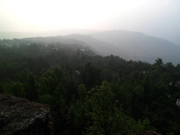 Mahabaleshwar Daki Tepelerin Gökyüzünün Puslu Arka Planına Sahip Tepe Manzarası — Stok fotoğraf