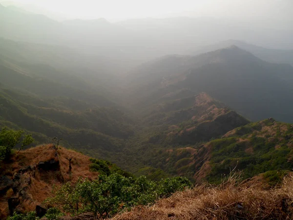 Vista Aérea Colina Com Fundo Nebuloso Colinas Céu Mahabaleshwar Maharashtra — Fotografia de Stock