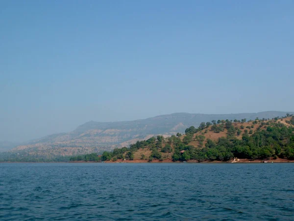 Fluindo Água Fundo Rio Colinas Com Céu Azul Nebuloso Mahabaleshwar — Fotografia de Stock