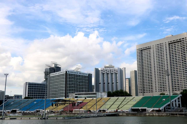 City Singapore State Singapore Country Singapore 2020 Widok Kolorowych Ławek — Zdjęcie stockowe