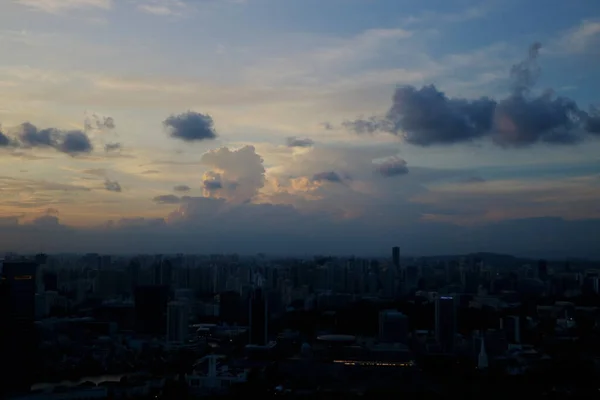 具有黑暗背景和戏剧性天空的新加坡城市的鸟瞰 — 图库照片