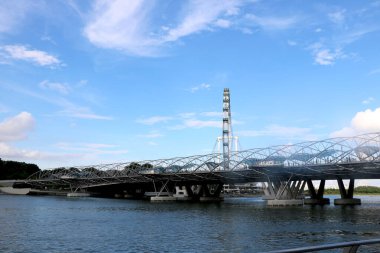 Şehir-Singapur, Singapur Ülke-Singapur 05 / 10 / 2020 Singapur uçuşu ve mavi gökyüzünün arka planına sahip Helix Köprüsü manzarası
