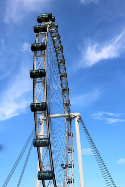 Şehir-Singapur, Singapur Ülke-Singapur 05 / 10 / 2020 Singapur broşür güvertesinin mavi gökyüzünün arka planına yakın görüntüsü