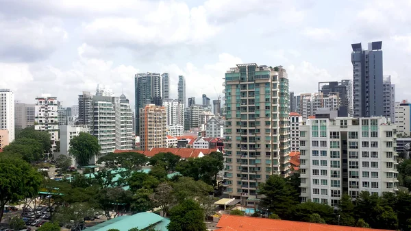 Widok Miasto Singapore Kondominium Hdb Budynku Drzew Tle Błękitnego Nieba — Zdjęcie stockowe