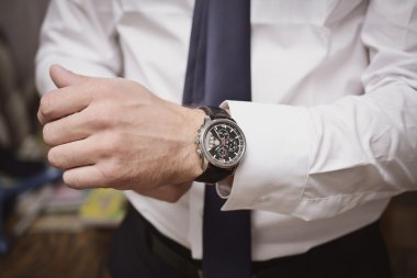 adam elini saati koydu.