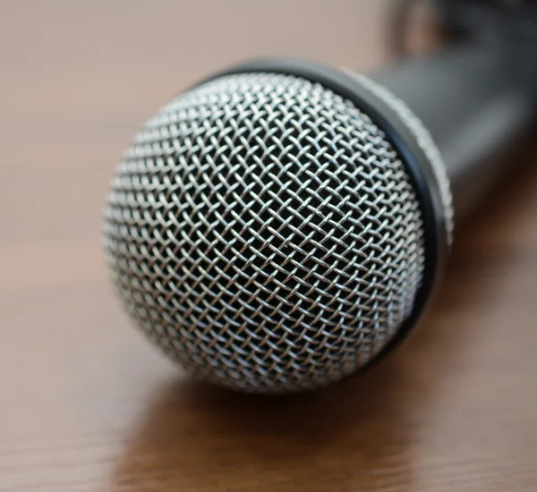 ahşap masa üzerinde mikrofon