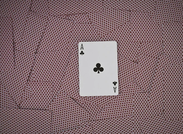 Ace of Clubs'da. ahşap arka plan üzerinde iskambil. Risk ve kumar arka plan, soyut ve oyun kavramı. metin için yer. — Stok fotoğraf