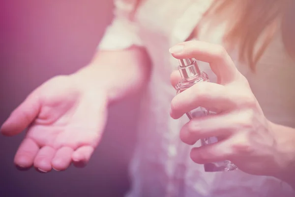 Menina ou mulher aplicando perfume em seu pulso — Fotografia de Stock
