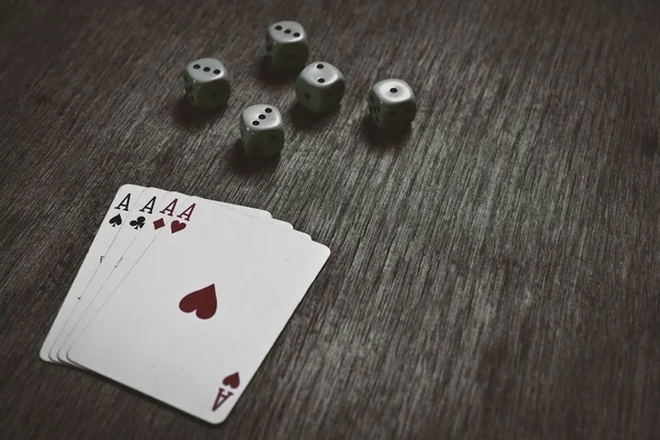 四张 a 扑克牌和骰子与 copyspace — 图库照片