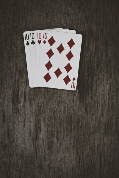 Giocare a carte. Quattro dieci su un tavolo di legno. sfondo astrazione e gioco d'azzardo . — Foto Stock