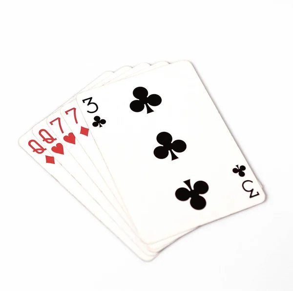 Poker ranking rozdań, symbol zestaw kart do gry w kasynie: dwie pary, queen, siedem na białym tle, powodzenia streszczenie — Zdjęcie stockowe