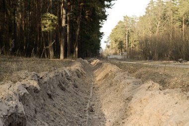Yangın için doğal bir çit yapmak için hendek