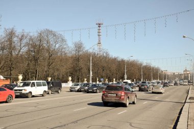 Minsk, Beyaz Rusya - 23 Şubat 2017. Bağımsızlık Avenue. Yol ve trafik Minsk, Beyaz Rusya'nın ortasındaki araçların.