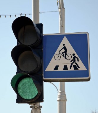 Trafik ışık, yeşil ışık. Ve bir yaya geçidi belirtisi