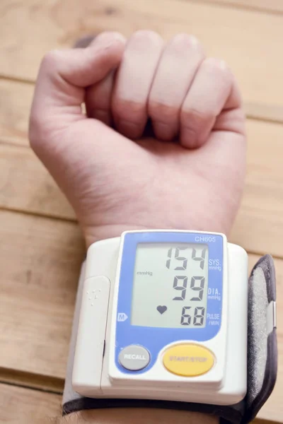 Kan basıncı adam elini ölçme. Kalp krizi ve inme soyut önleme — Stok fotoğraf