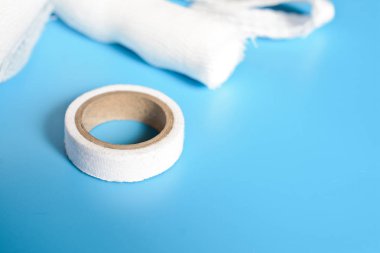 Mavi bir arka plan üzerinde tıbbi sıva. Metin için doktor soyut, ücretsiz yer