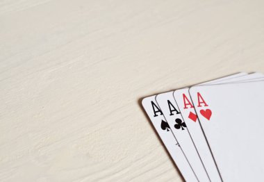 dört poker eller iskambil hafif Resepsiyon arka plan üzerinde Aslar.