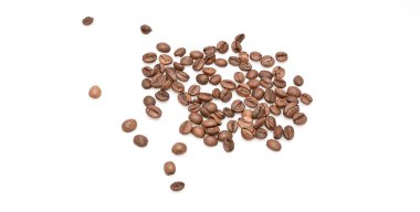 Beyaz arka planda izole kahve çekirdekleri