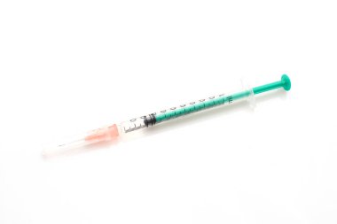 Beyaz arkaplanda insülin şırıngası