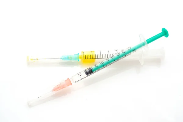 Seringa normal e insulina num fundo branco. Abstrato médico — Fotografia de Stock