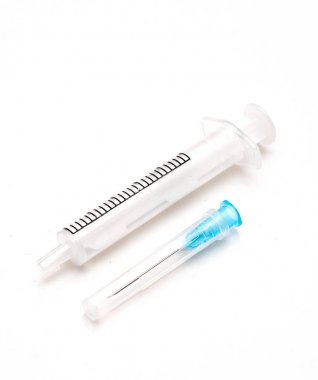 Beyaz arka plan üzerinde izole iğne ve şırınga