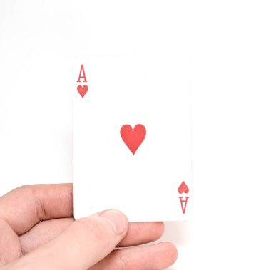 Beyaz bir arka plan üzerinde izole bir adamın elinde kupa ası