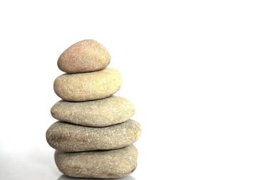 Zen spa taşlar beyaz arka plan üzerinde izole. Taşlar arka plan beyaz kopya alanı ile dengeli. Spa kavramı. Güzel resim.