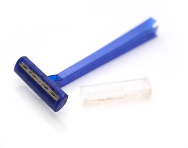 beyaz zemin üzerinde jilet