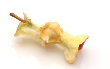 Beyaz arka plan üzerinde izole çekirdek, aşağı yenen tek Kırmızı elma