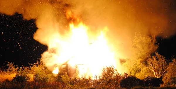 Wielki pożar domu w nocy bez straży pożarnej — Zdjęcie stockowe
