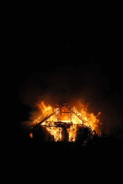 Holzhaus in Flammen — Stockfoto