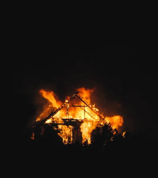 Övergivet Detroit hus i brand under natten — Stockfoto