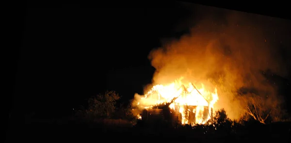 Ночной огонь в деревянном доме. Страховые выплаты — стоковое фото