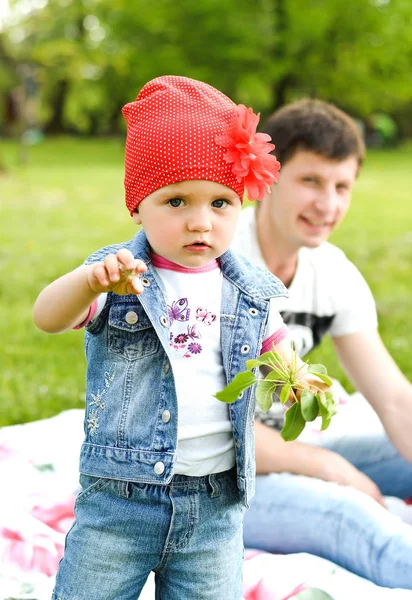 Petite fille dans le parc et son père en arrière-plan — Photo