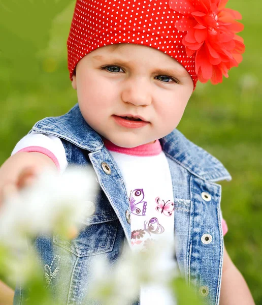 Niña en el primer plano del parque sobre un fondo de hierba verde en verano — Foto de Stock