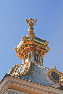 Peterhof, Rusya Federasyonu - 21 Mayıs, 2017: detay petrodvorets. Altın kubbe ve kartal yakın çekim