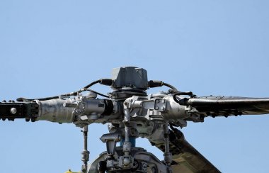 Rotorlu helikopter bulutlar yakın çekim