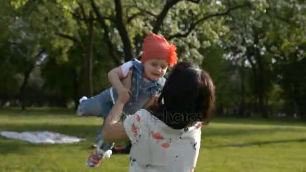 Concepto familiar feliz. Mamá con su hija pequeña jugar en el parque de verano . — Vídeo de stock