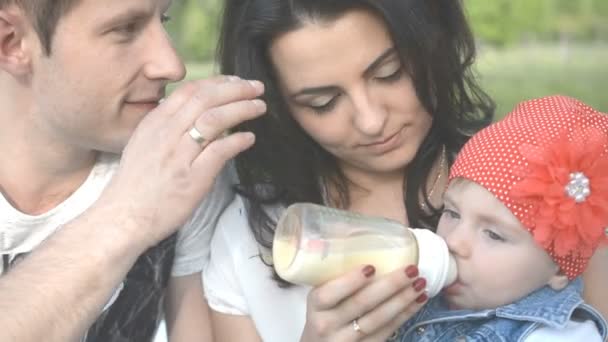 In het park en een kleine dochter en gelukkige familie — Stockvideo