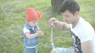 genç Baba ve kızı sabun köpüğü yapma