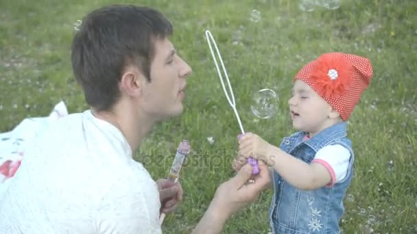 Padre e hija jugando en el parque en la hierba — Vídeo de stock