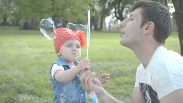 Familia jugando con burbujas — Vídeo de stock