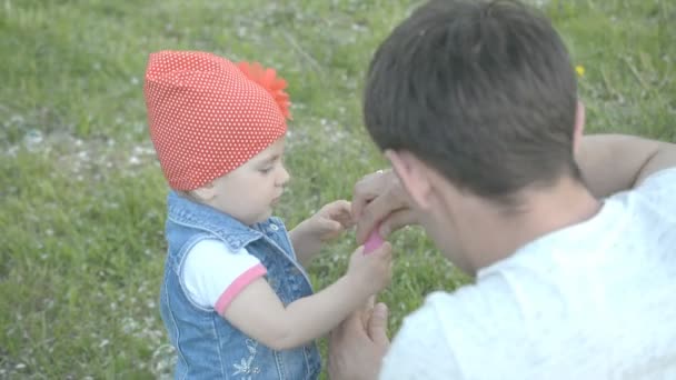 Mała dziewczynka Dokonywanie baniek mydlanych w przyrodzie — Wideo stockowe